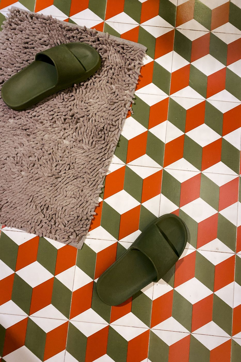 Patterned tile floor with a geometric design